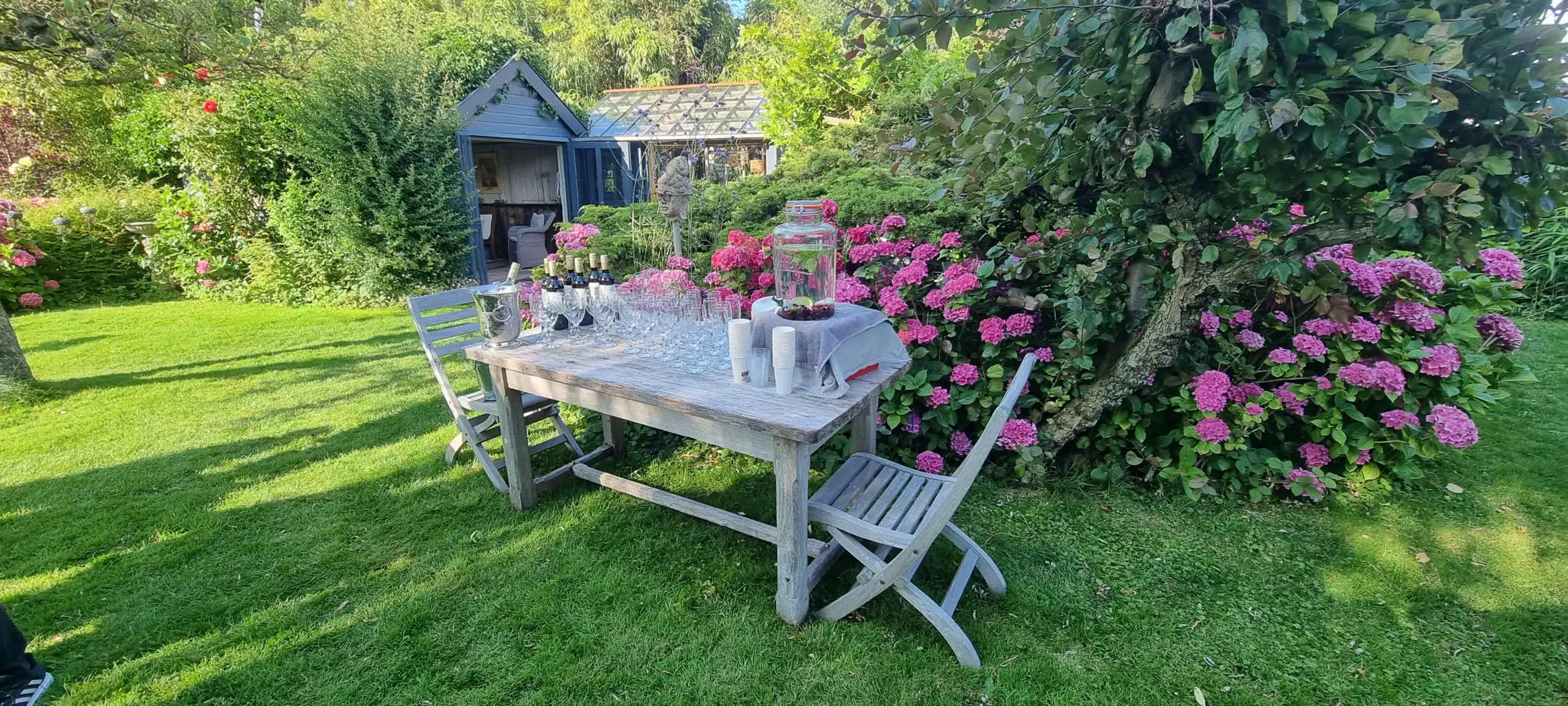 Tafel met glazen en wijn